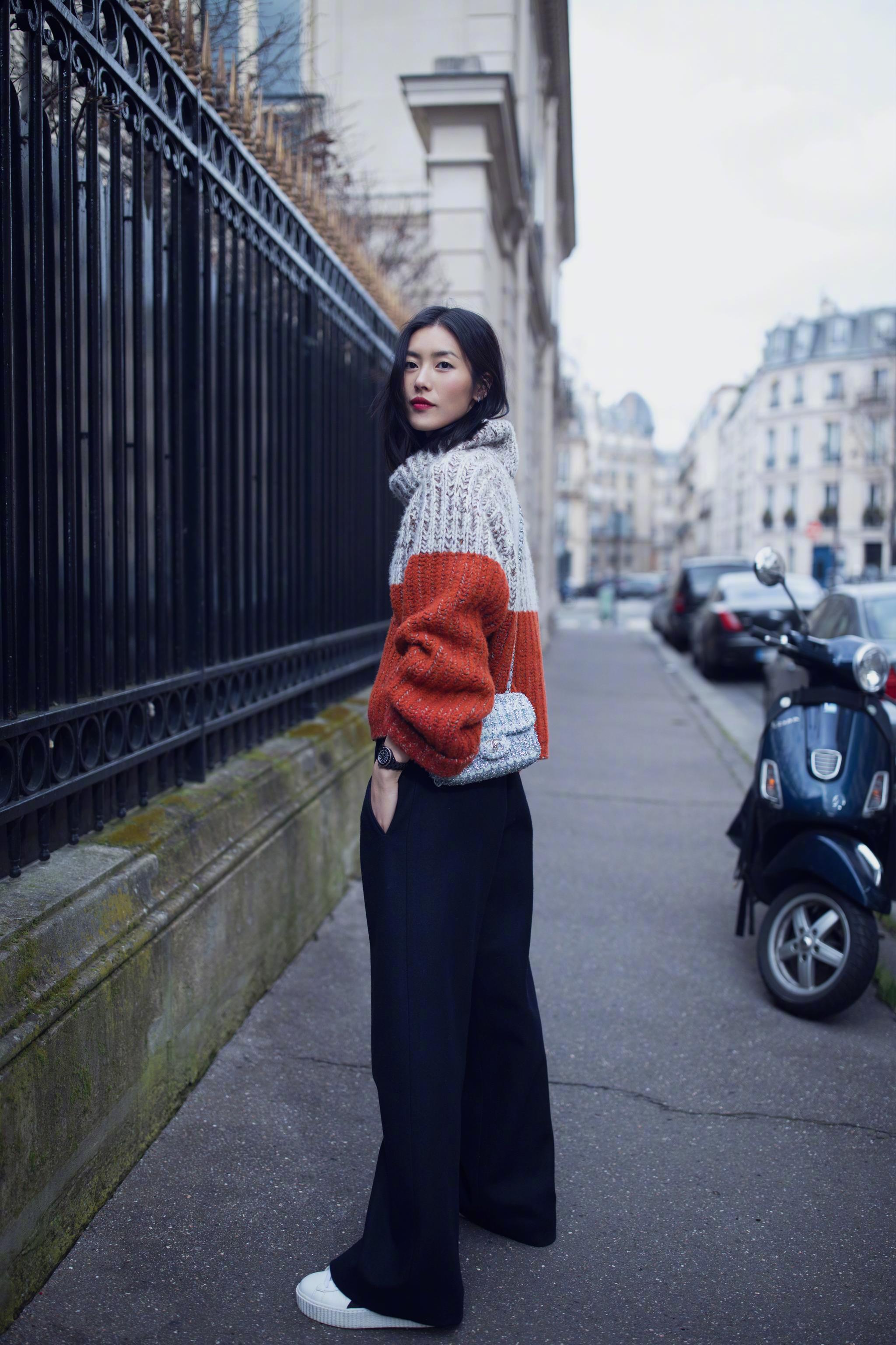 香奈儿形象大使 身穿chanel 2018早秋高级手工坊系列宽袖毛衫与阔腿裤