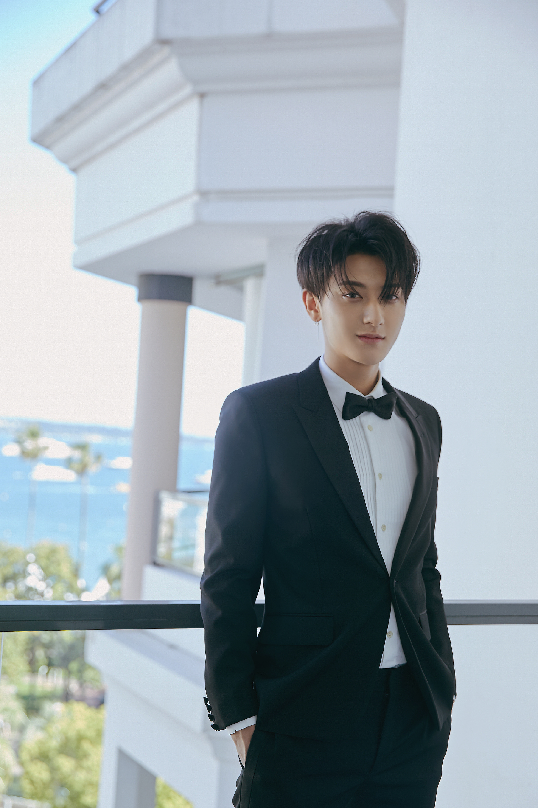 黄子韬身着saint laurent标志性黑色西装亮相第71届戛纳电影节红毯