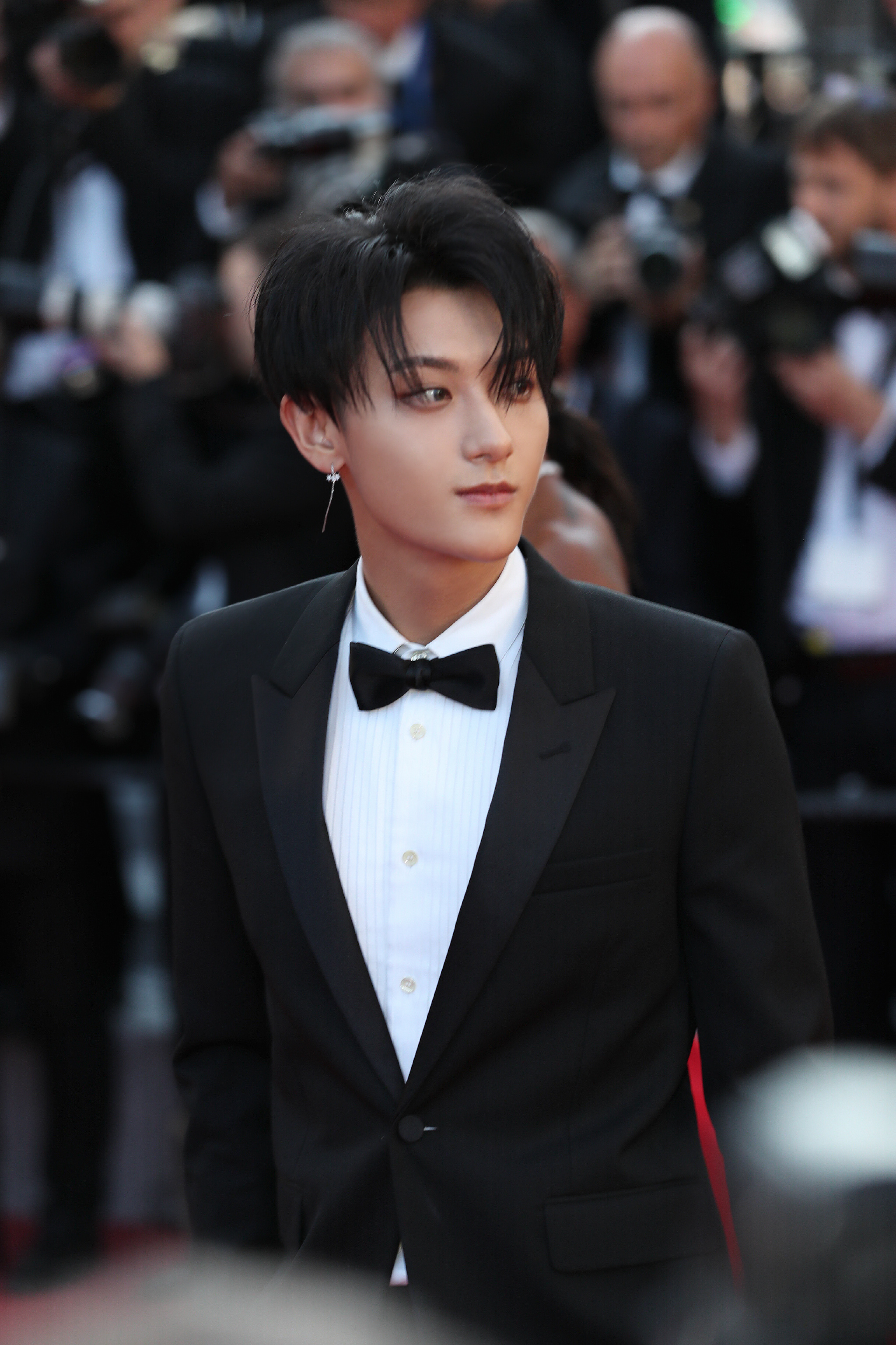黄子韬身着saint laurent标志性黑色西装亮相第71届戛纳电影节红毯