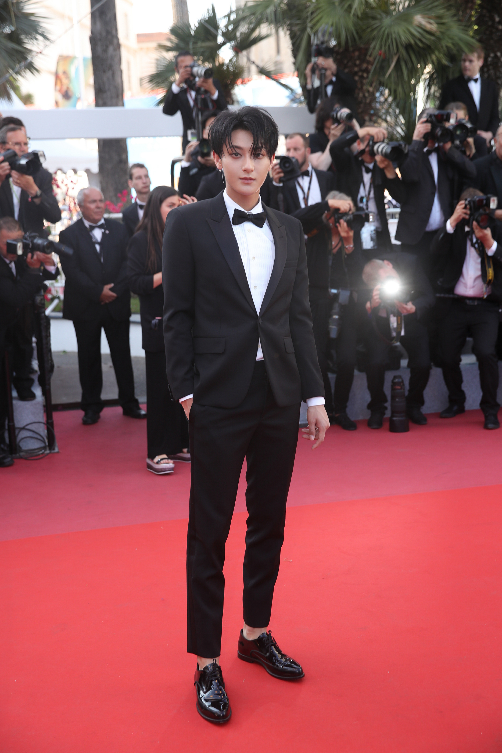 黄子韬身着saint laurent标志性黑色西装亮相第71届戛纳电影节红毯