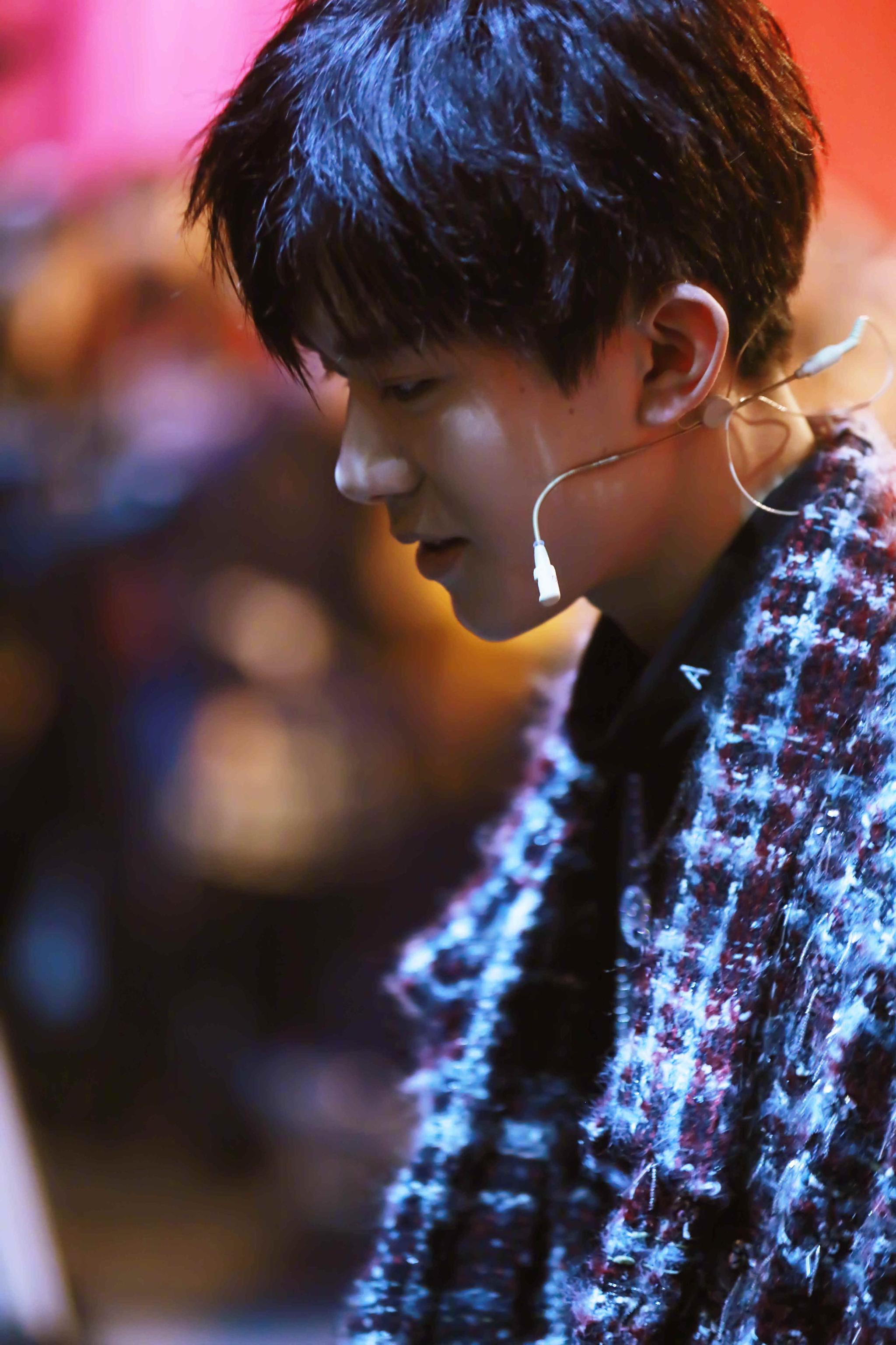 易烊千玺棕红色格纹软呢外套内搭黑色毛衣_新浪看点