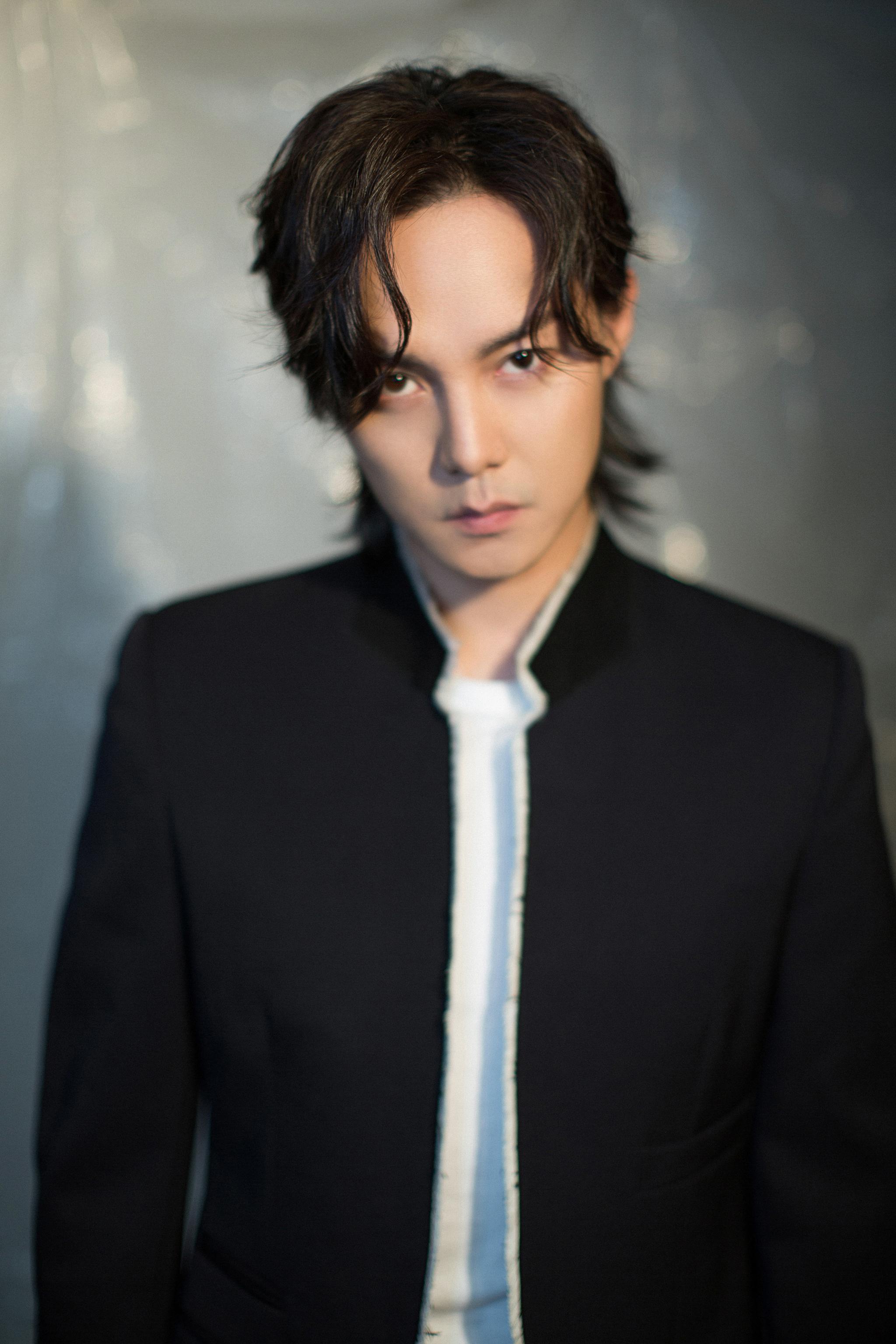 尹正现身品牌活动 自认"不帅"追求"有趣的灵魂"