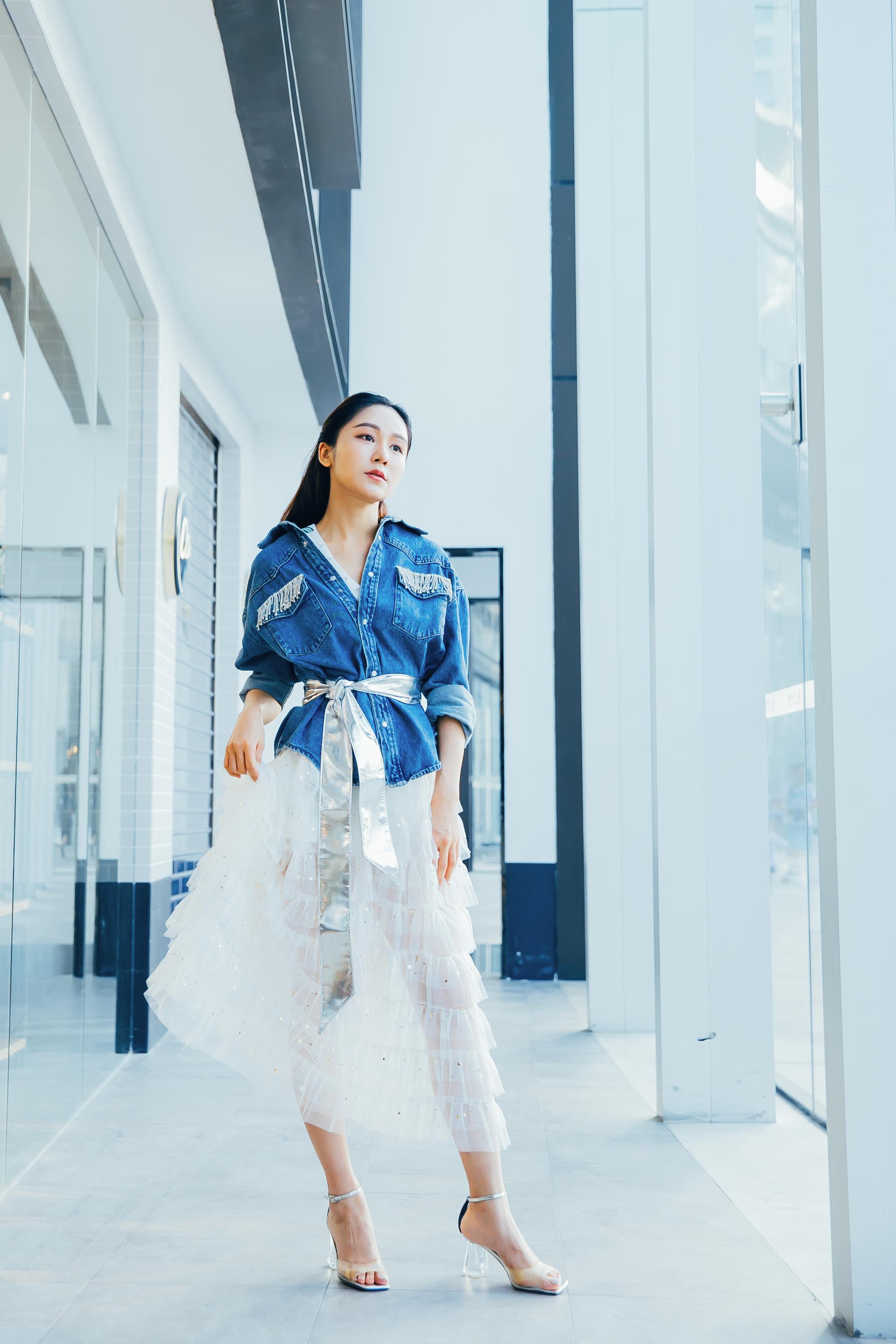 演员胡睿出席寒竹时尚文化时尚周,一袭黑色礼服成焦点