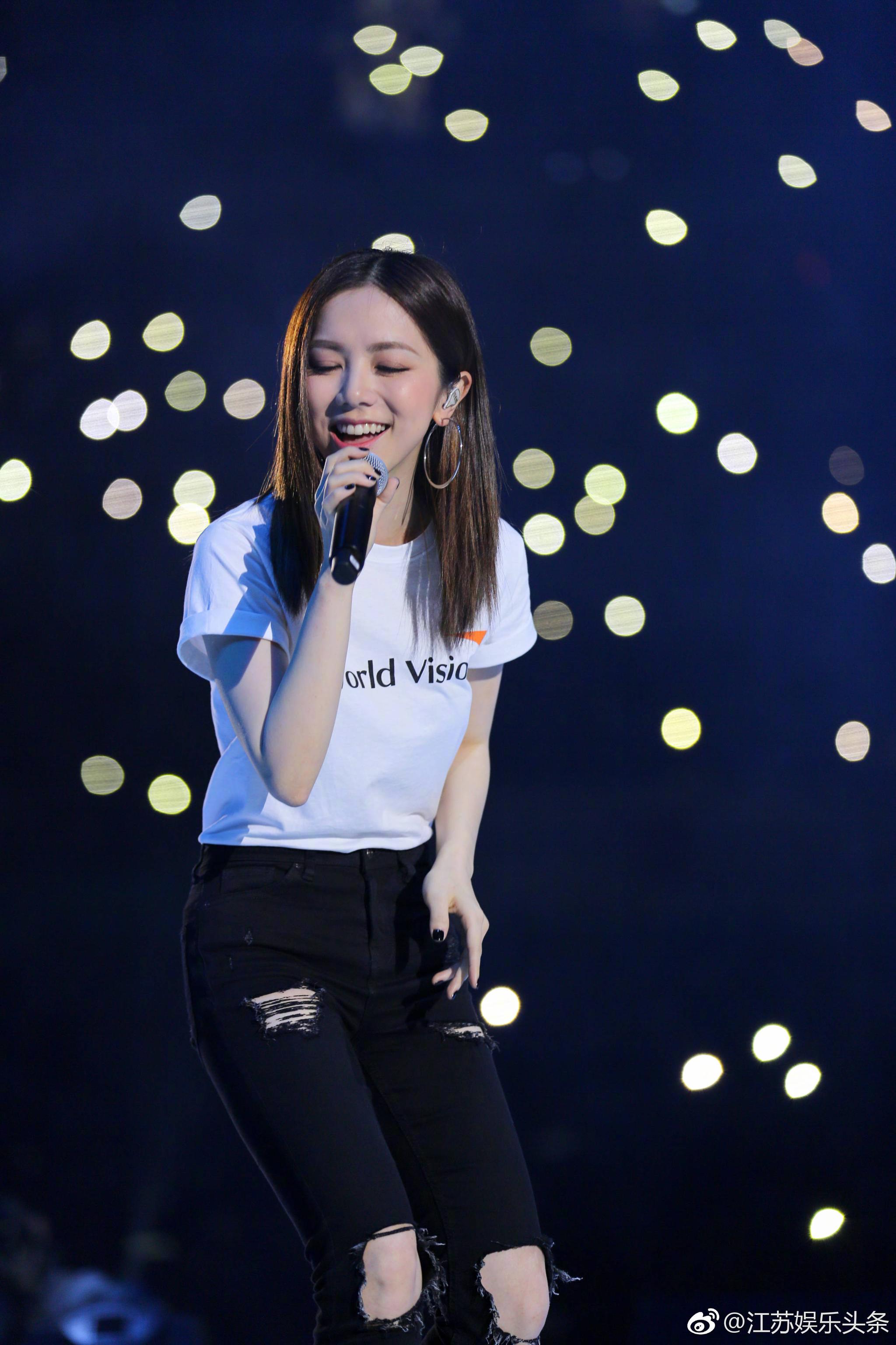 舞台上是霸气十足能量满满的你|舞台|能量|邓紫棋_新浪网