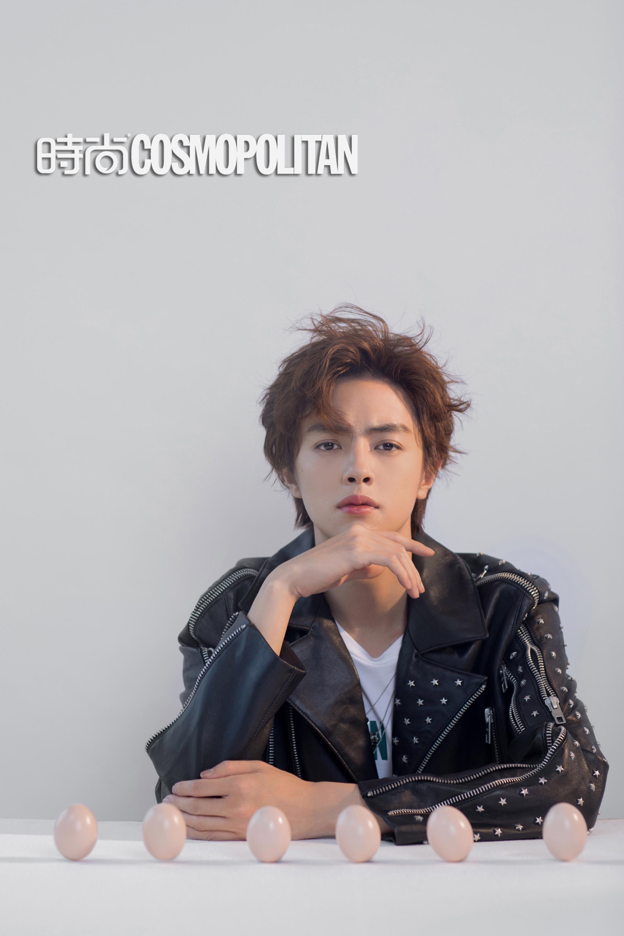 官鸿一周双刊 风格多变显时尚驾驭力