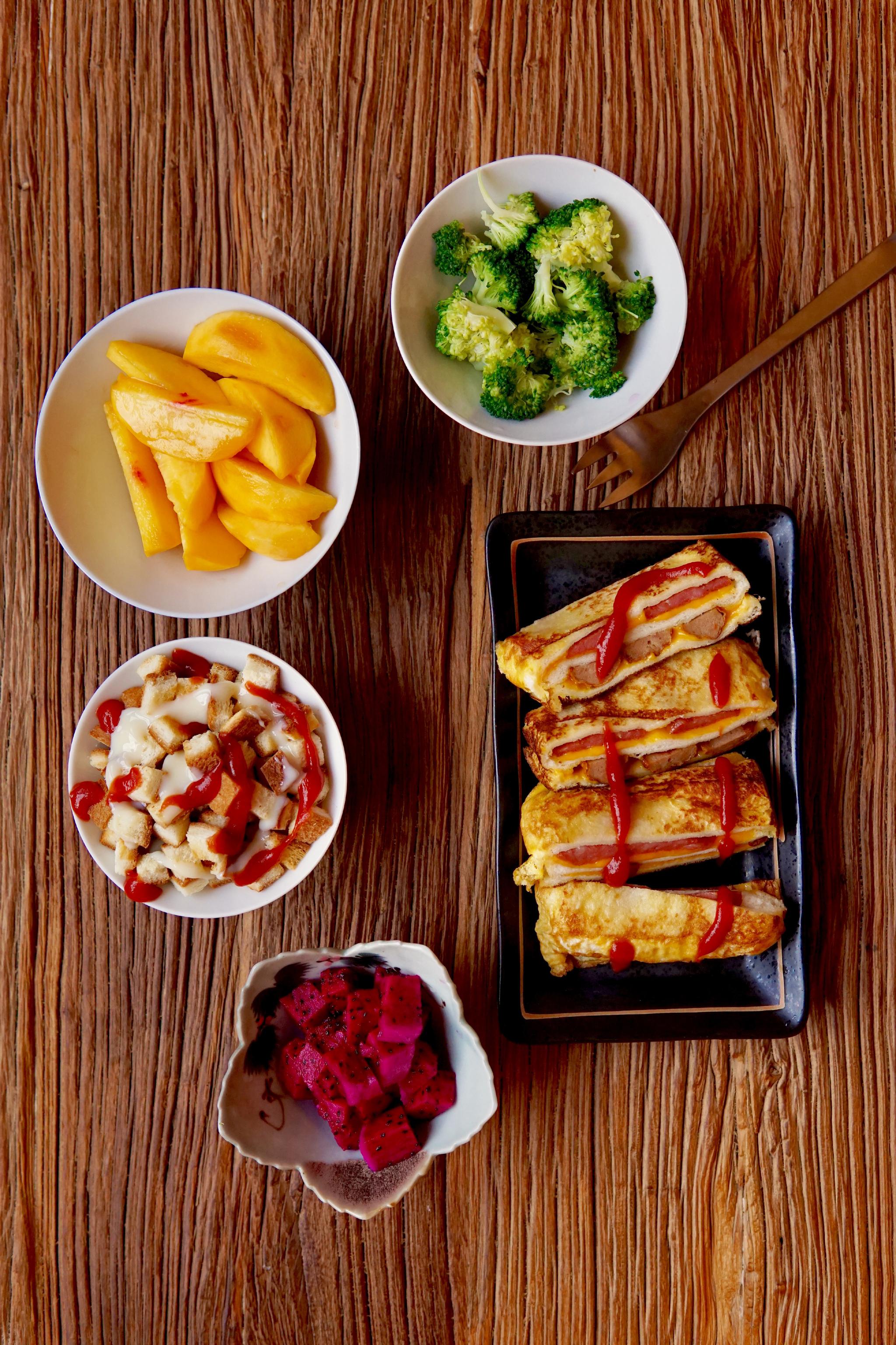 中午饭,对付一口.你们打算吃啥好吃的啊?