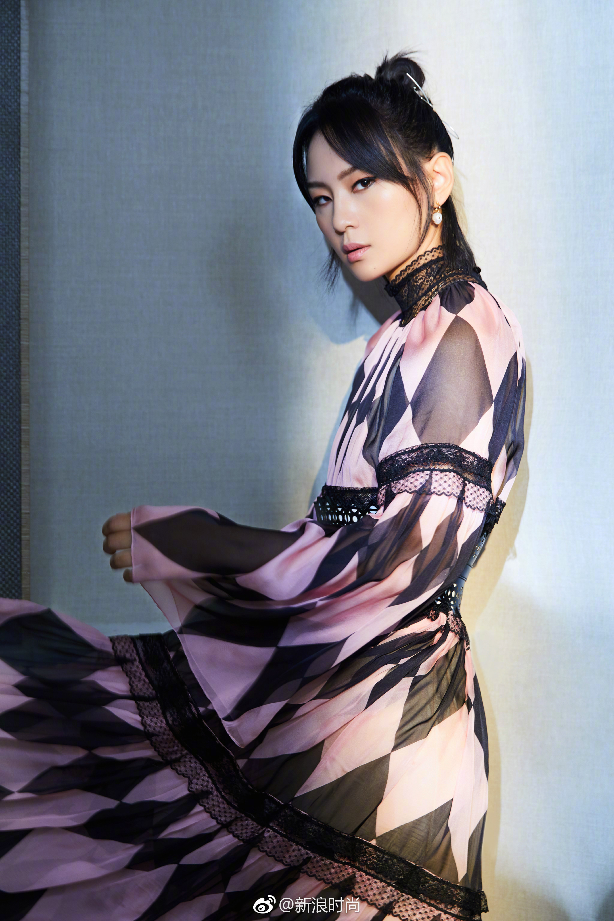 2018上,@周笔畅 身着连衣裙,笔笔美成小仙女