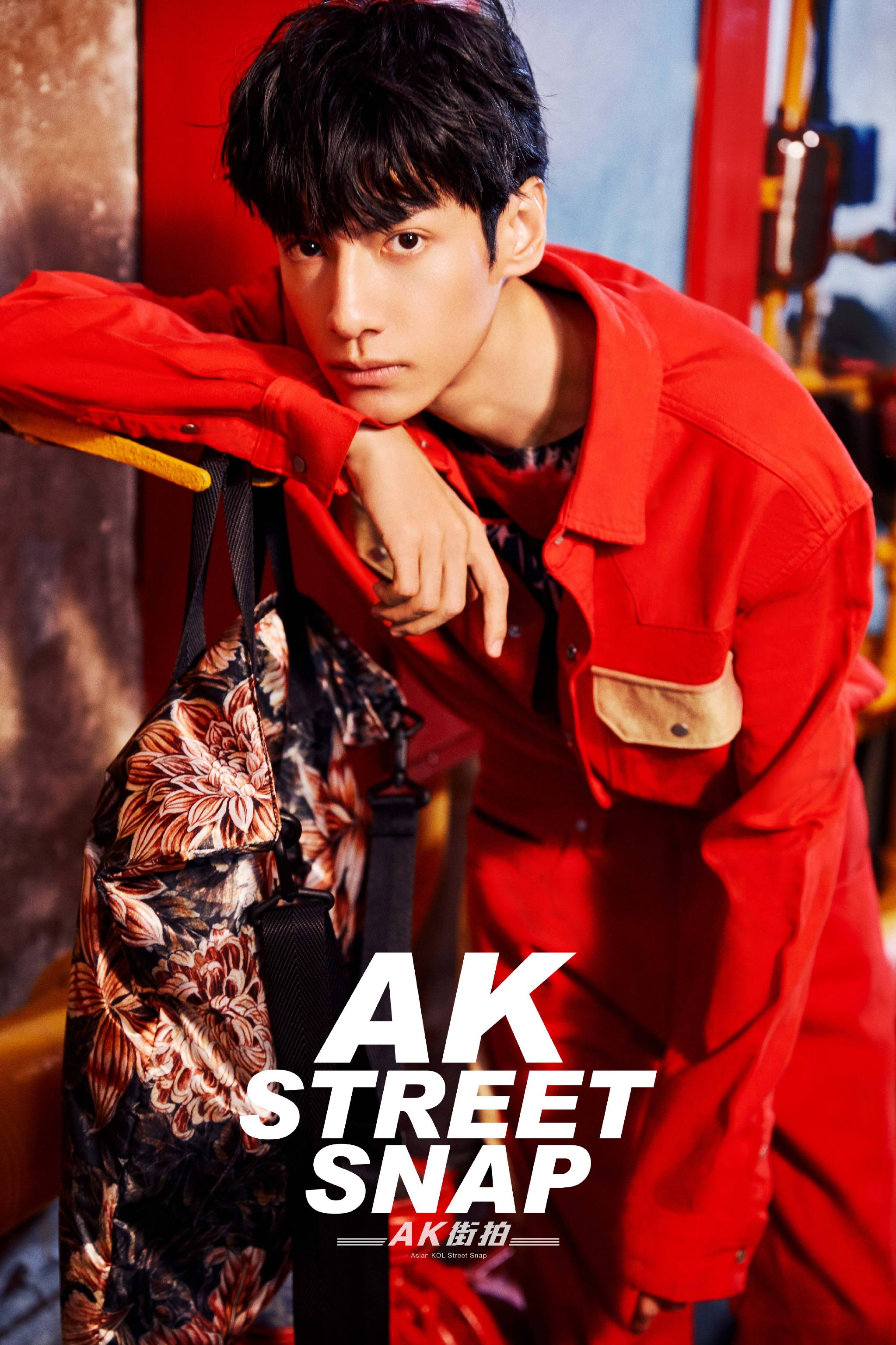 下凡的红衣精致boy@罗云熙leo 了解一下!街拍自然随性