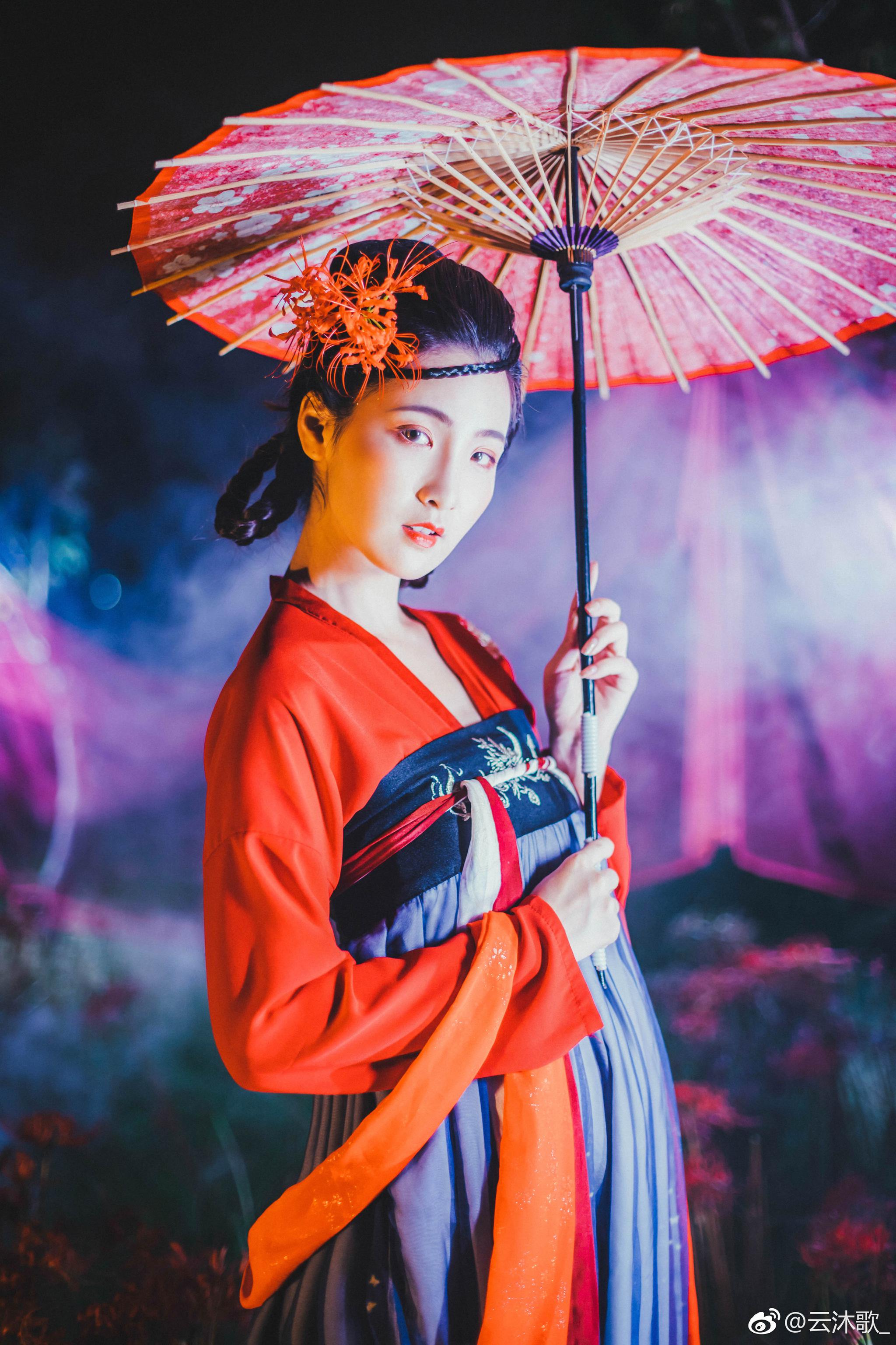 忘川河畔,彼岸花开.摄后:@云沐歌_ 仙女:@-金儿er