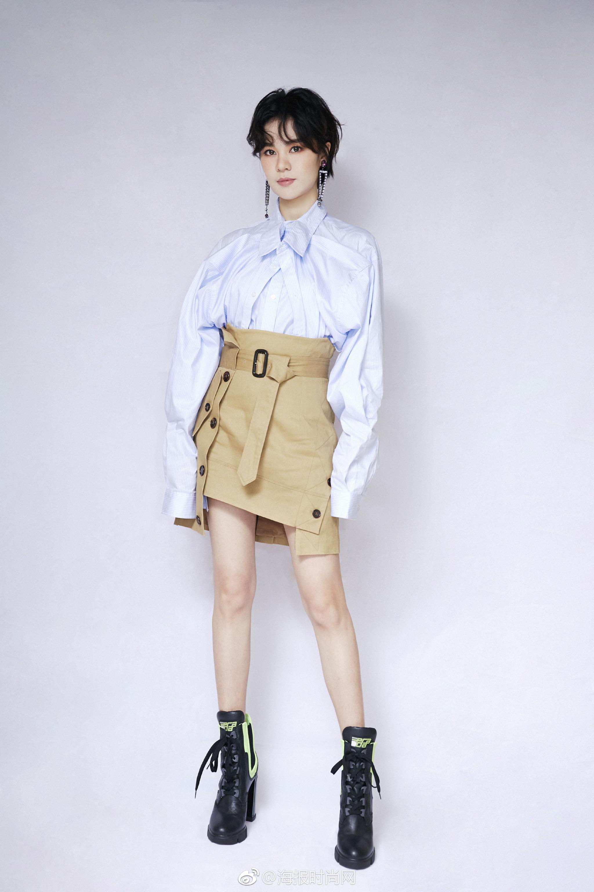 郁可唯 身着y/project上衣,yohanix半裙搭配prada黑色高跟鞋亮相成