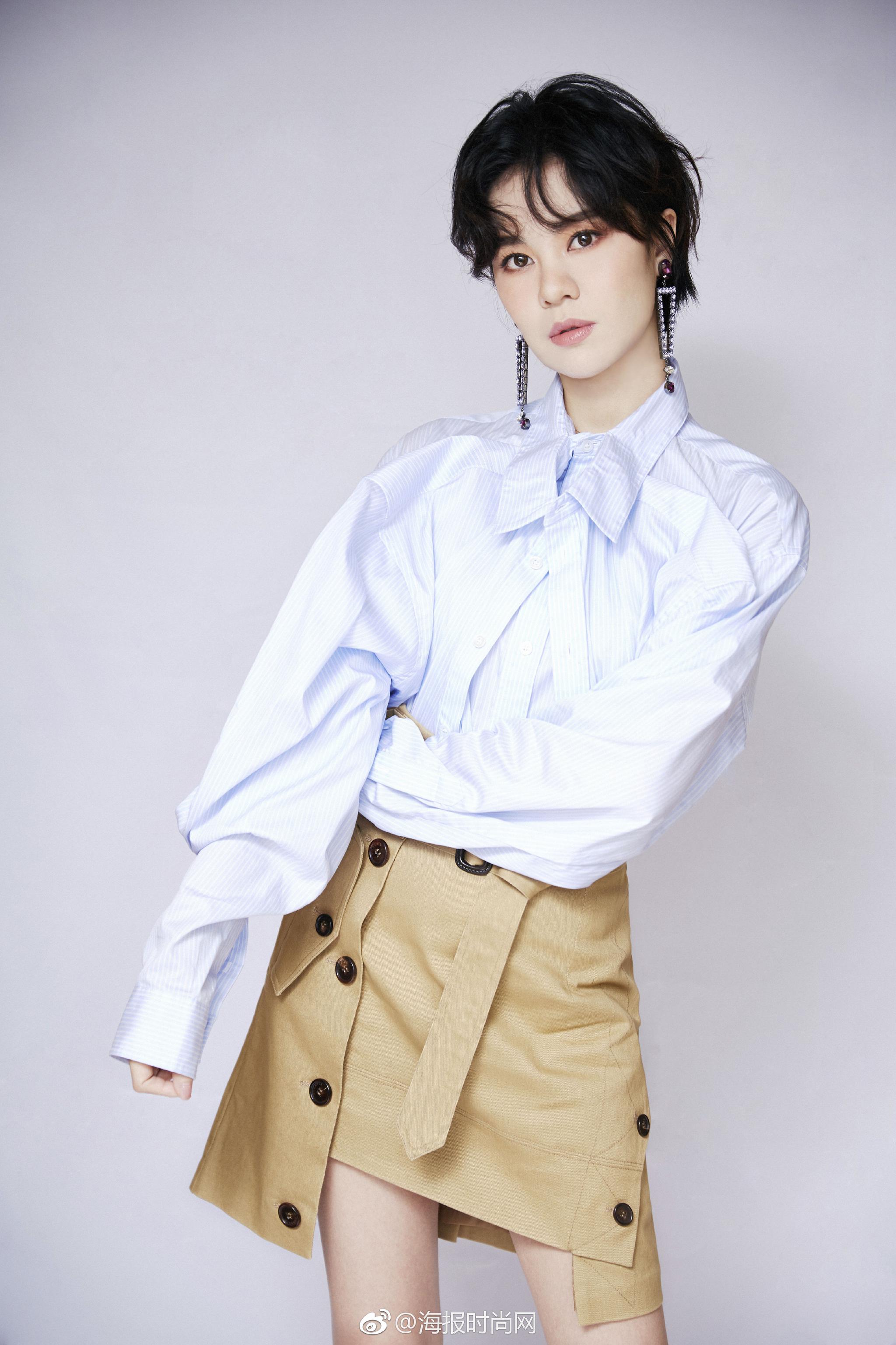 郁可唯 身着y/project上衣,yohanix半裙搭配prada黑色高跟鞋亮相成