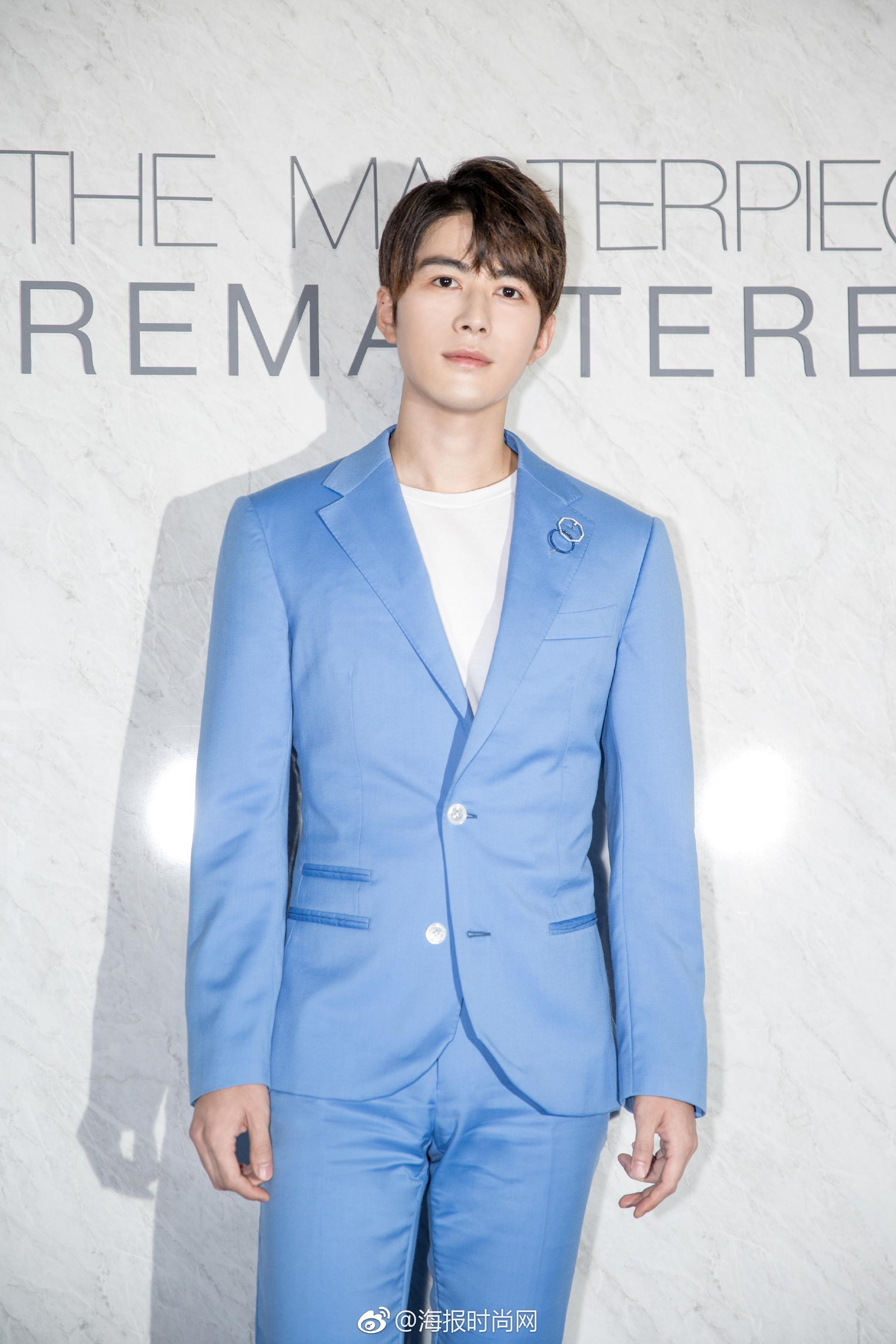 陈学冬日前亮相活动一身淡蓝色西装在秋意浓烈时带来生机活力