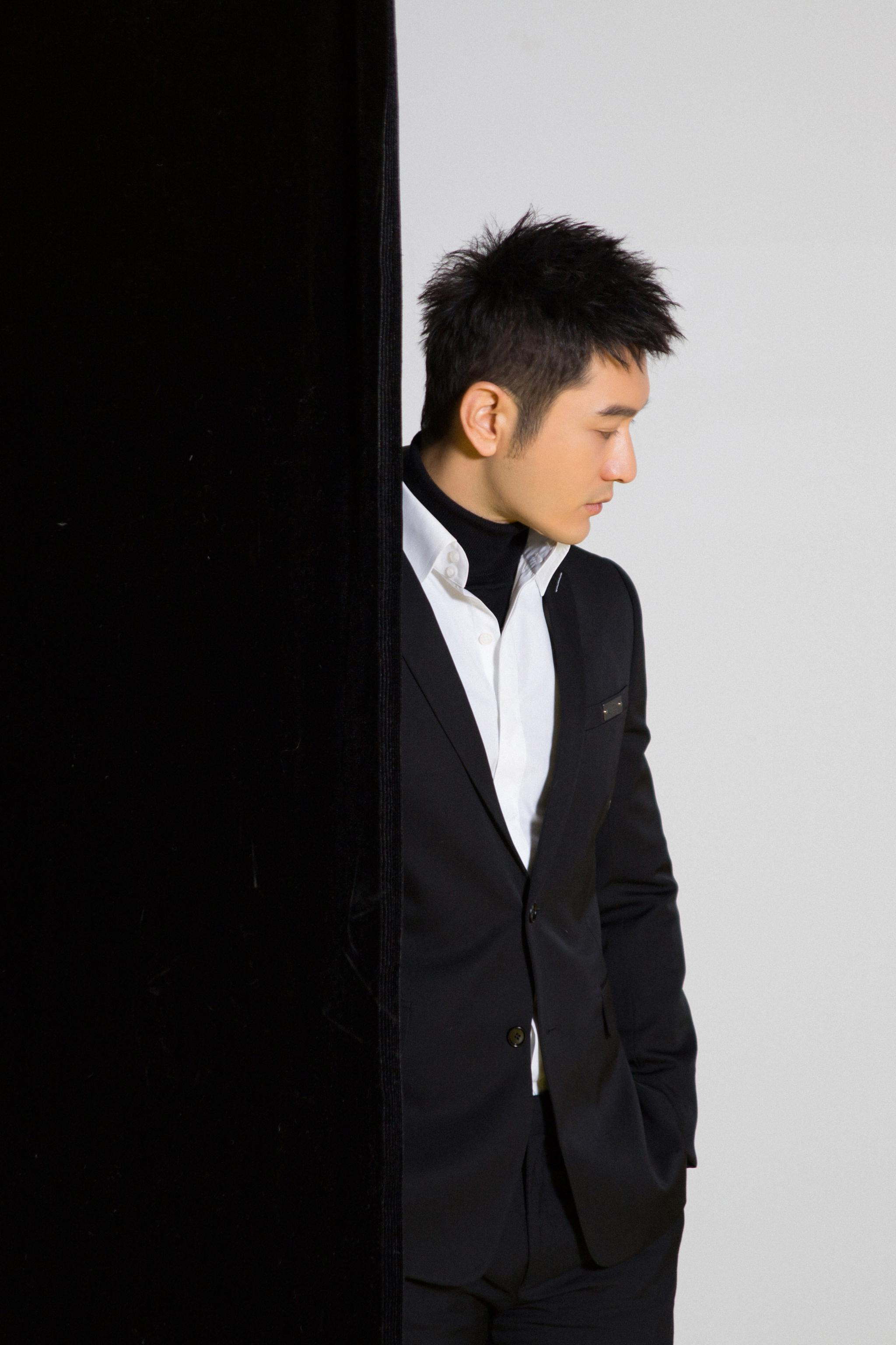 黄晓明温暖亮相时装电影盛典 以作品为镜重拾初心砥砺前行