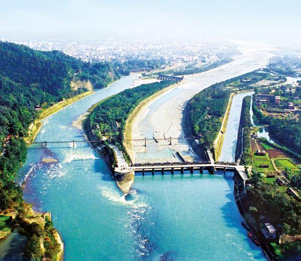 都江堰的整体规划是将岷江水流分成两条,其中一条水流引入成都平原