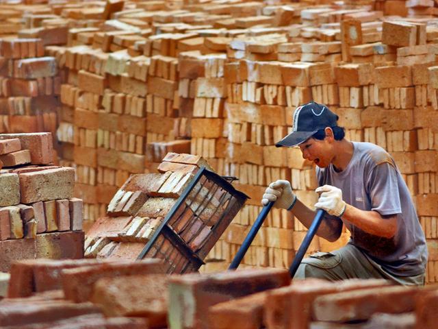 快三十的年轻人,每天工地搬砖6小时,月薪一万,该怎么改变自己