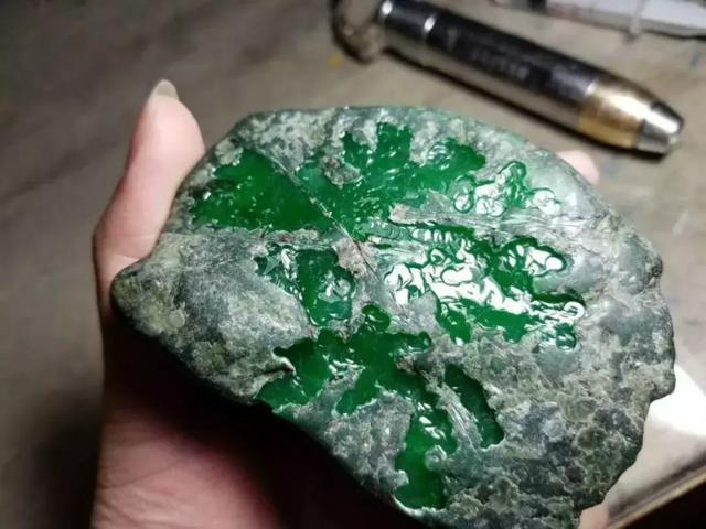 10多万买块翡翠原石并不稀奇,稀奇的是做了一堆帝王绿成品