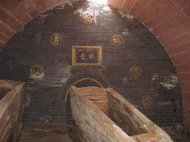 李鸿章墓里,发现了两块30斤重的"铜制金砖",这诠释了什么?