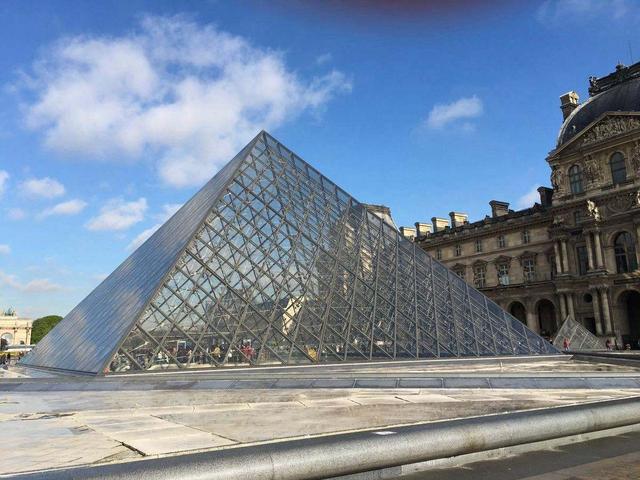 法国巴黎有2000多年历史,贵为世界文化艺术之都,却也经常堵车