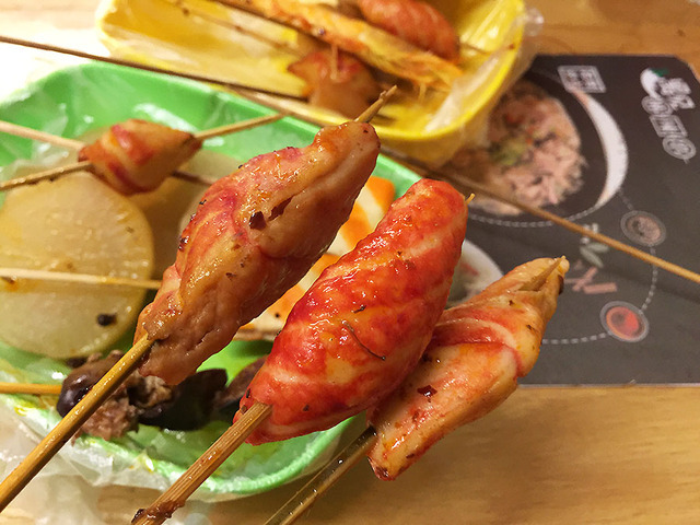 我们常吃的龙虾蛋在这叫做龙虾排,还有一种叫樱花果的丸子跟它长的很