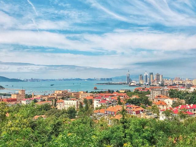 这个爆火的海滨小城,人少消费低