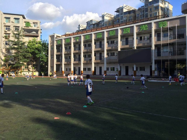 五里墩小学青少年暑期足球训练忙