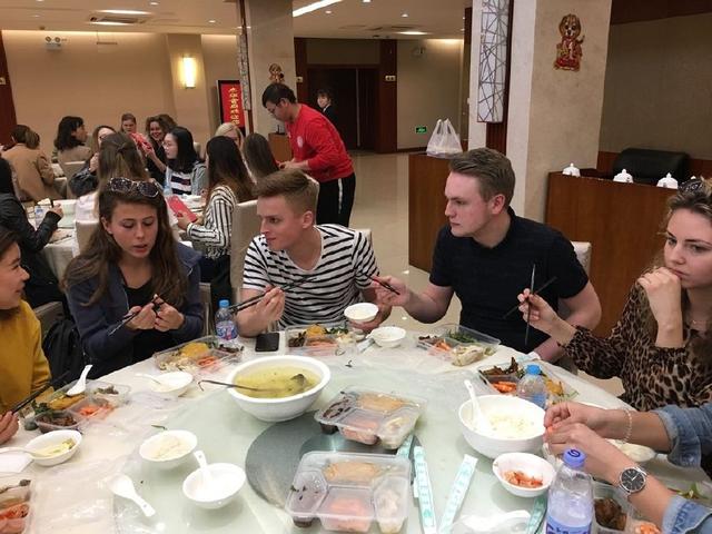 美国人:吃饭时如何阻止中国人给我夹菜?中国网友:我们也很无奈