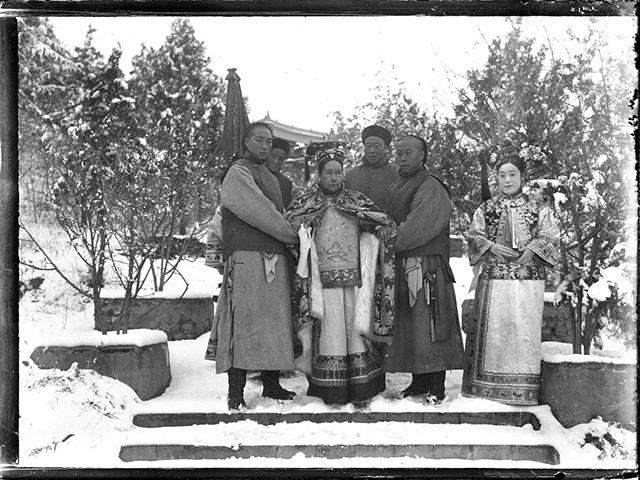 勋龄是清廷驻日,法公使三品卿衔裕庚的次子,德龄的哥哥,他以良好的