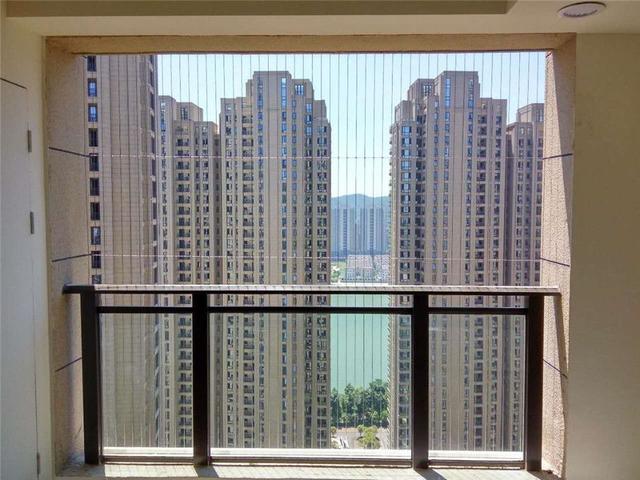 家住高层楼房要不要装防盗窗,听过来人一讲,幸好知道的早!