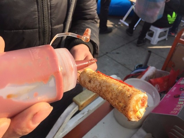 农村姑娘街头卖小吃,一天用掉400多个鸡蛋,每日进账过千元!