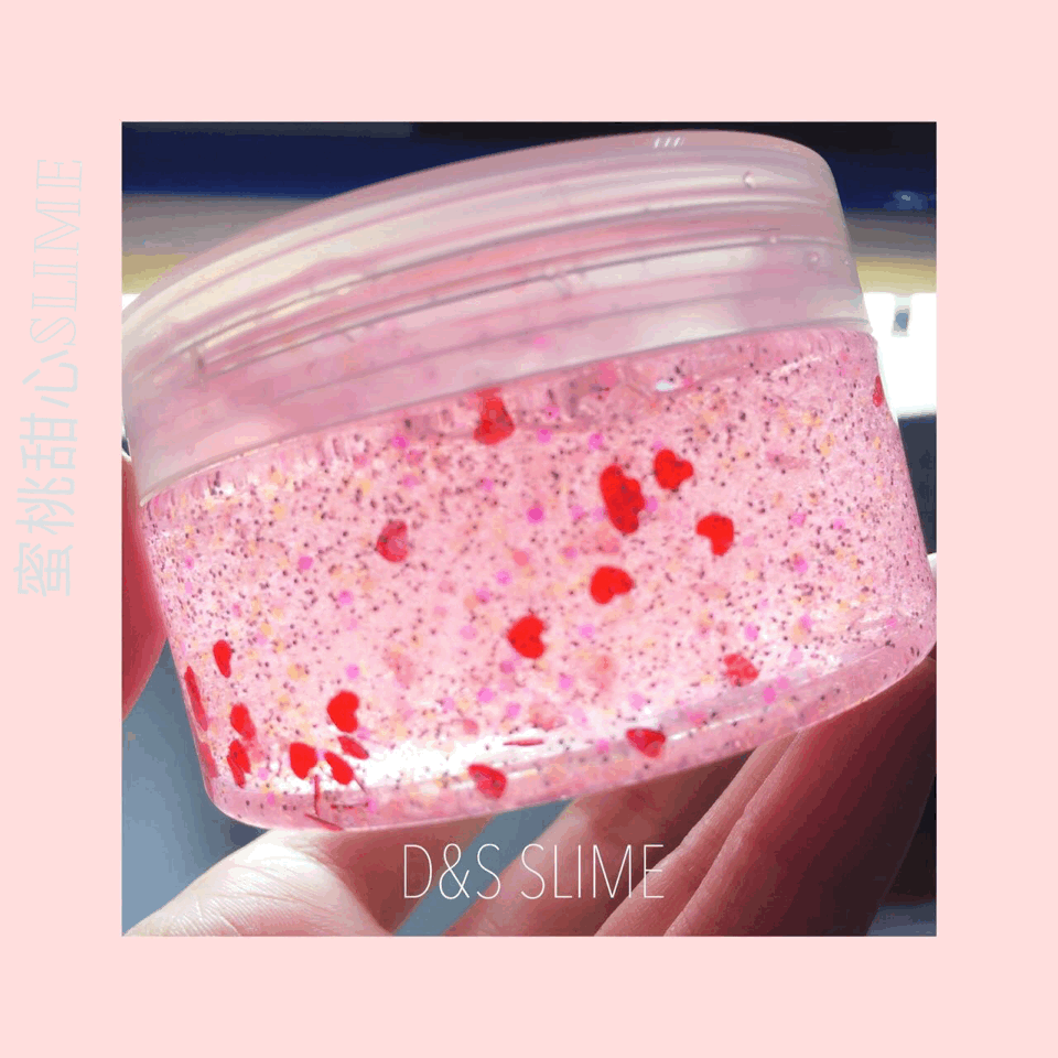 ins上也有各种史莱姆博主,不仅可以拉丝捏形状,还能泼在身上,有种回归