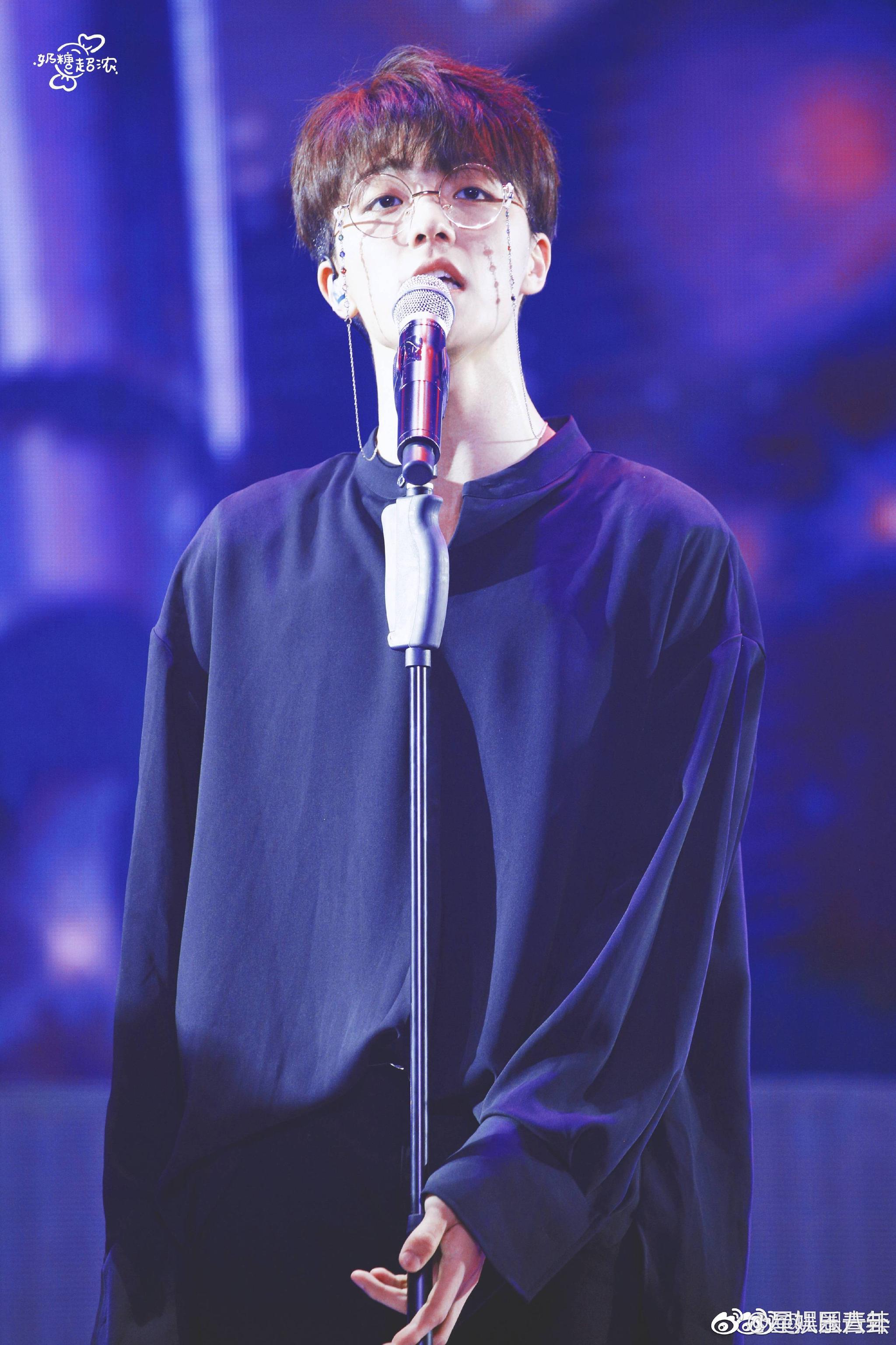 戴眼镜的陈立农~有魔力的农农,17岁的少年