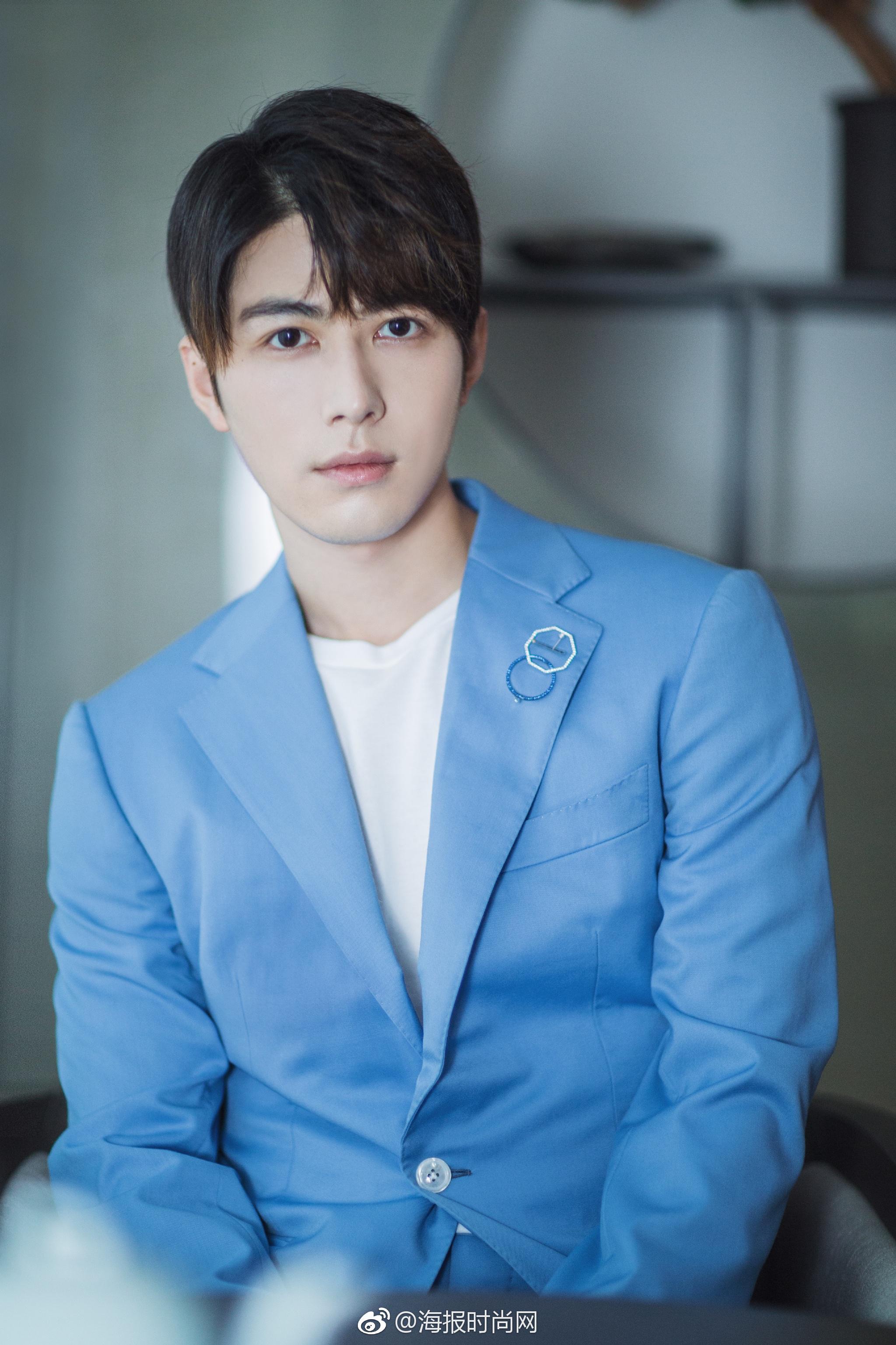 陈学冬日前亮相活动一身淡蓝色西装在秋意浓烈时带来生机活力