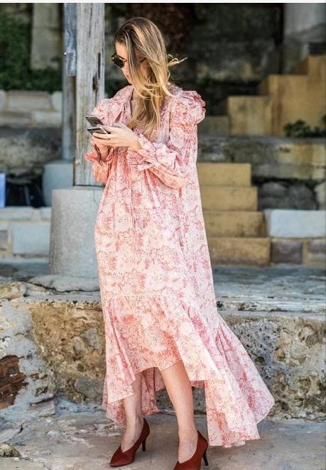 夏季就该选择一件花裙子来穿,时尚还好看!