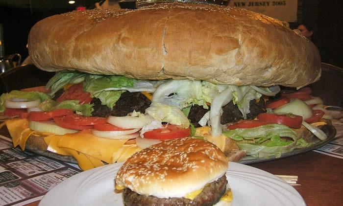 简单的吃午饭太无聊 吃货挑战特大号汉堡