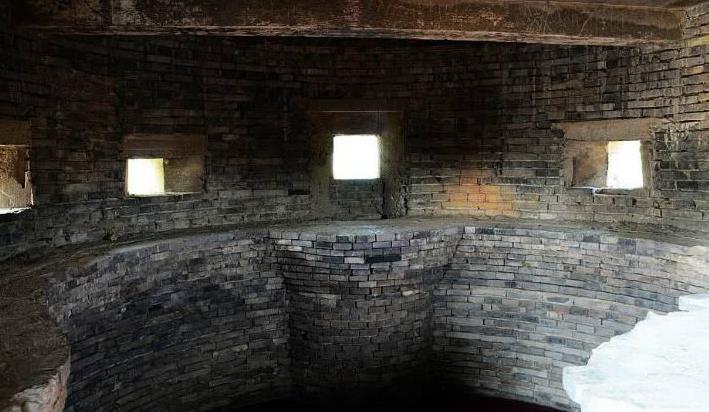 日军躲在碉堡里见人就扫射一农民对着成堆的尸体说我有妙计