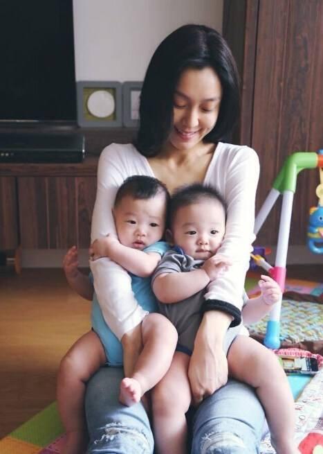 陈建州3岁双胞胎儿子竟长这么高了,网友:看起来像吃了特效药