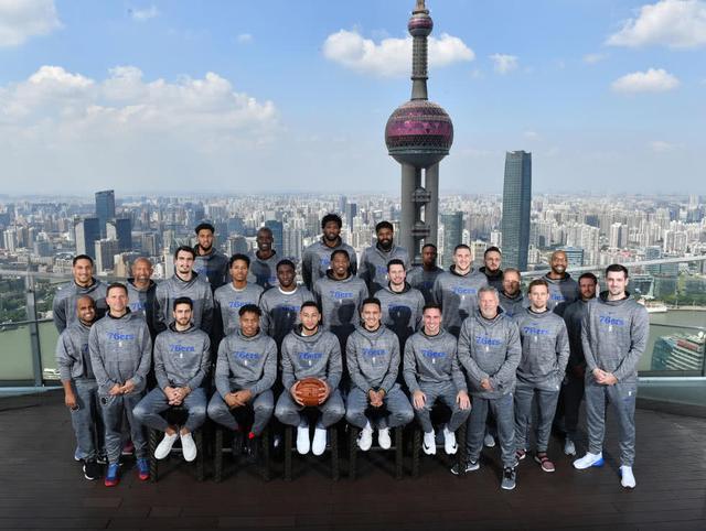 双帝领衔76人全队合影东方明珠,nba中国赛下午5点半正式开战|东方明珠