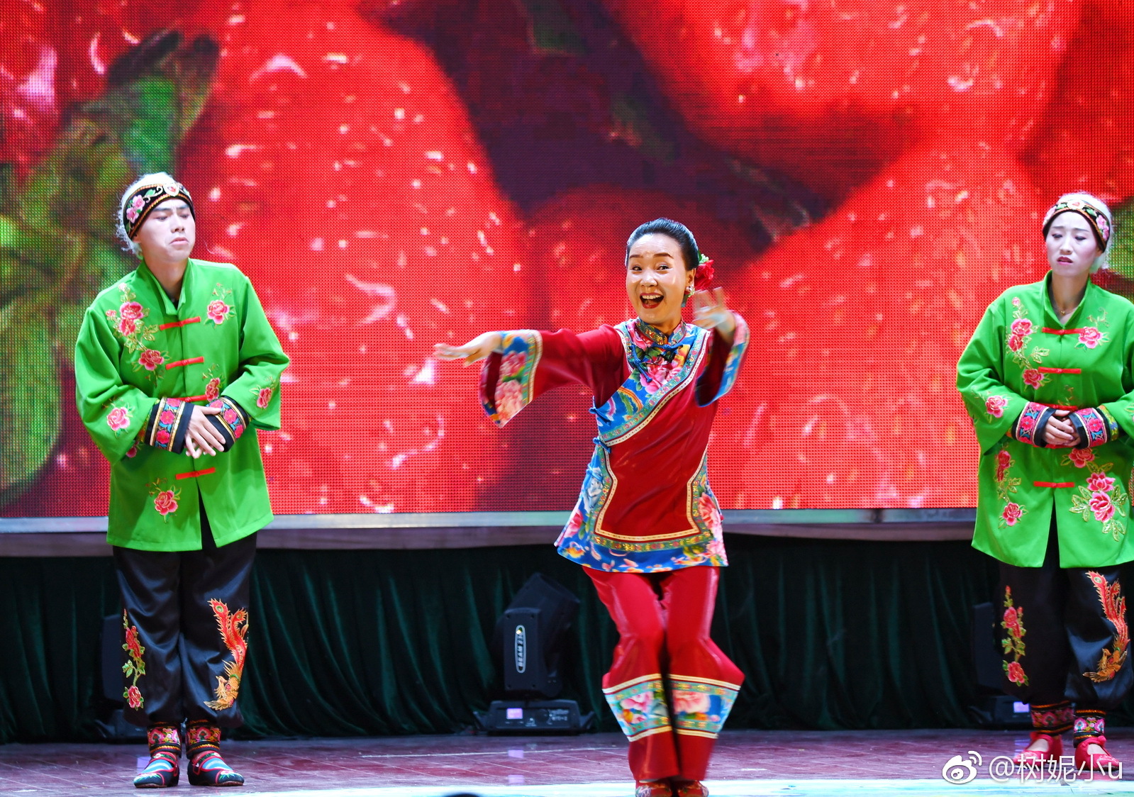 到康保不能错过观看"二人台",二人台又称叫"二人班"