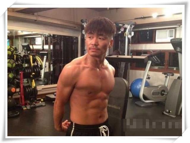 都说男人穿起西装是最帅的,王宝强一身灰色西装,贴合身材曲线的裁剪