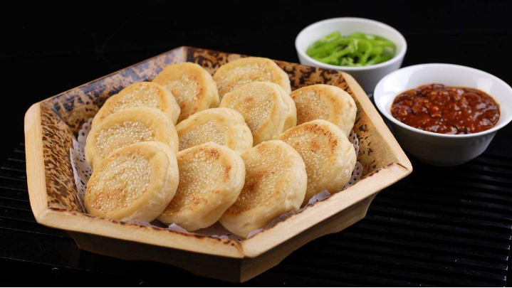 在家就能吃上又香又酥脆,的葱花金黄芝麻小烧饼.