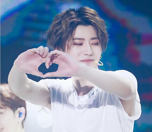 蔡徐坤开口脆叫"姐姐",把粉丝当女友一样哄,妈妈粉大呼嫉妒