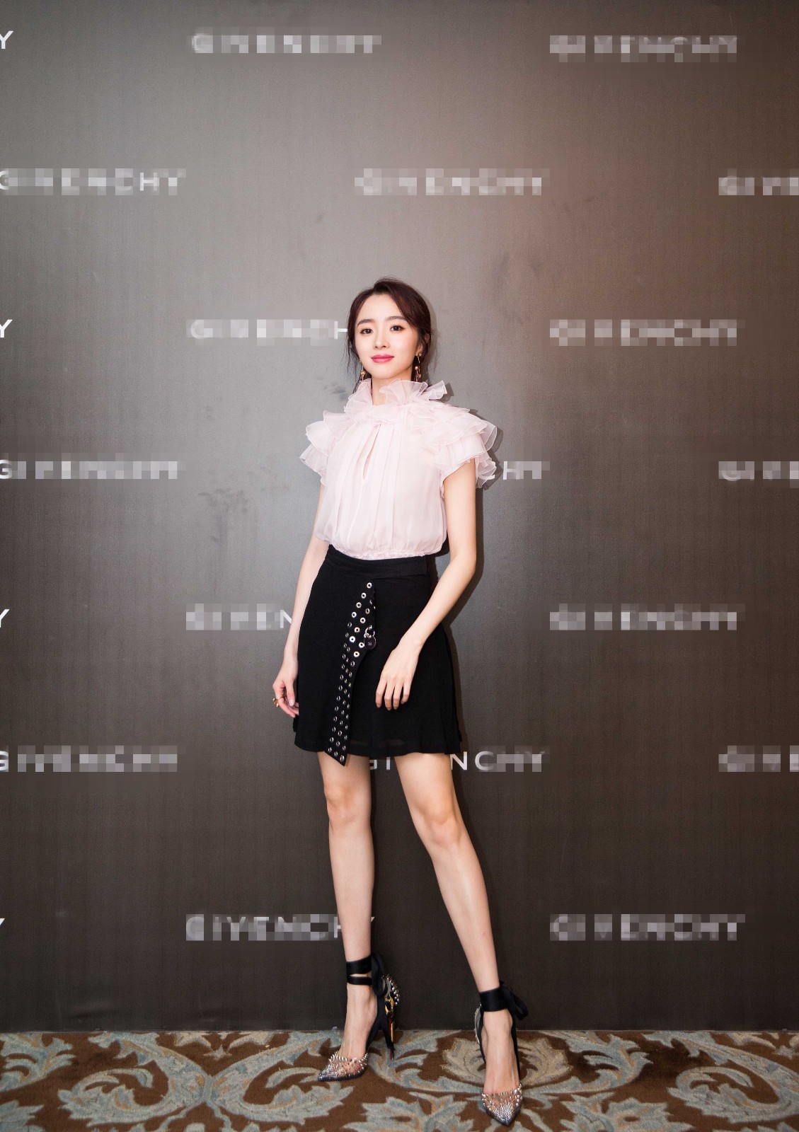 胡冰卿出席时尚活动 演绎甜美酷girl长腿抢镜