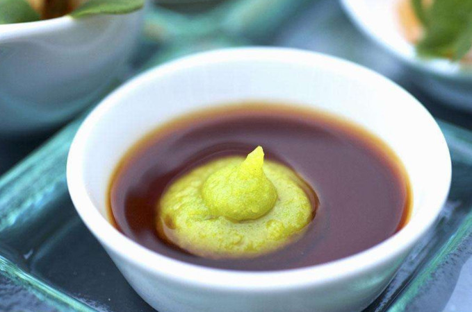 揭秘:为啥日本人就爱生吃海鲜?芥末和酱油起到的作用可不小!