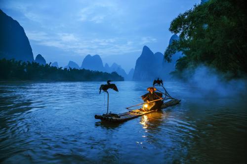 漓江——船在江中游,人在画中走|漓江|中游|山水_新浪新闻
