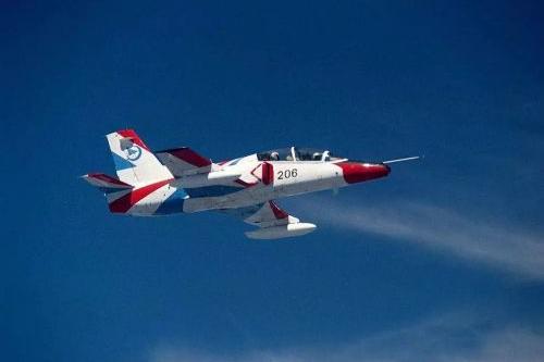 1960年11月,该机成功完成了失速尾旋试飞,1999年,国产歼教7首次完成