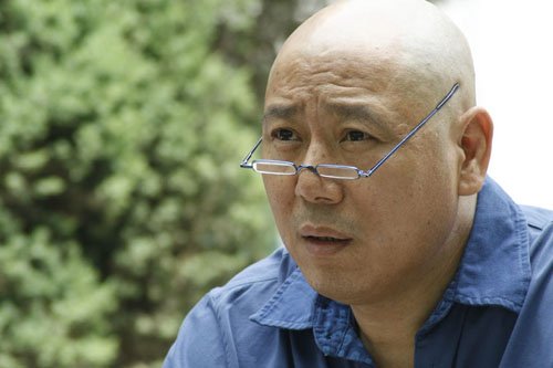 他开了一个800平方米的"特别特"自选服装店,自此之后生意极好,一天