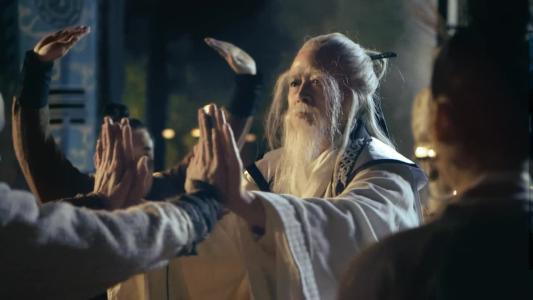 电竞选手遭遇车祸竟把游戏技术传功给爷爷老人家操作秀傻对手