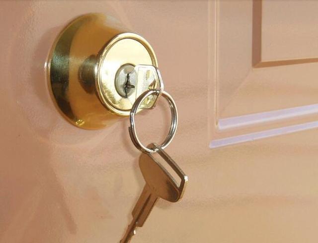 晚上睡觉前,一定要把钥匙插门上!回家赶紧试试,保全家安全