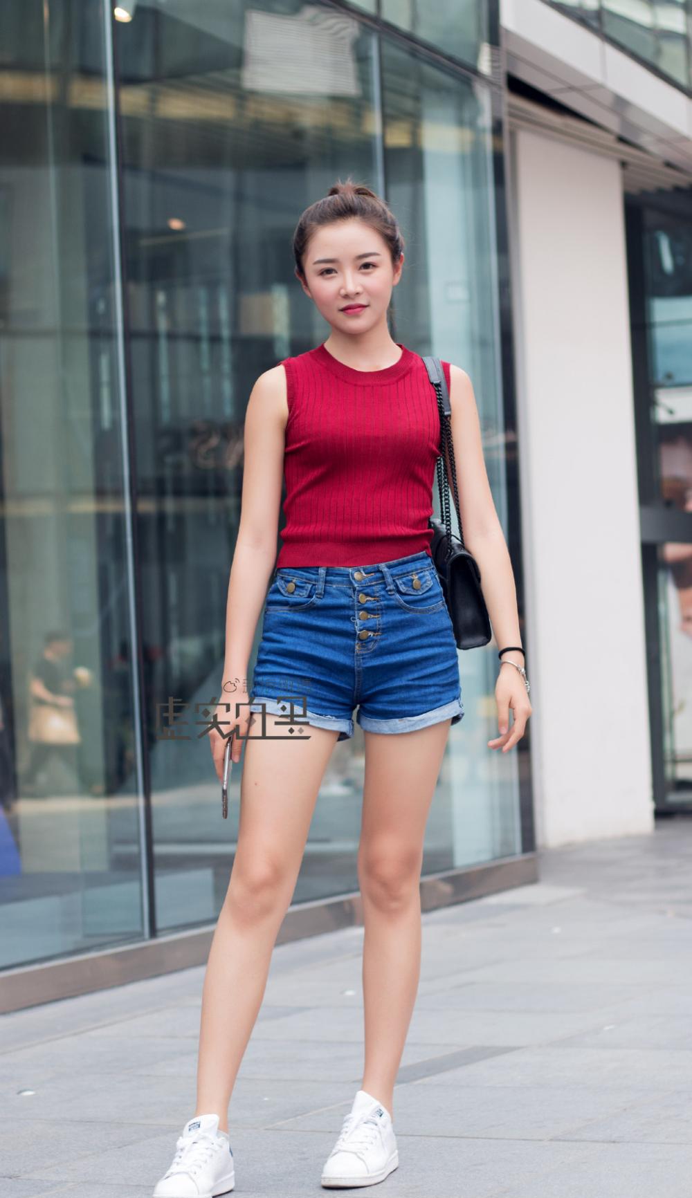 路人街拍, 慵懒风外国美女北京街头个性摆拍