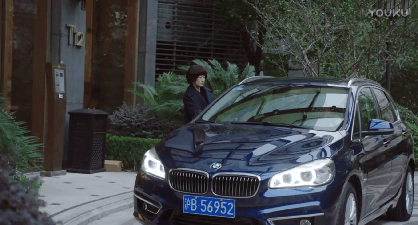 这辆蓝色的宝马正是居中女强人唐晶唐总的座驾,唐晶是一个把所有精力